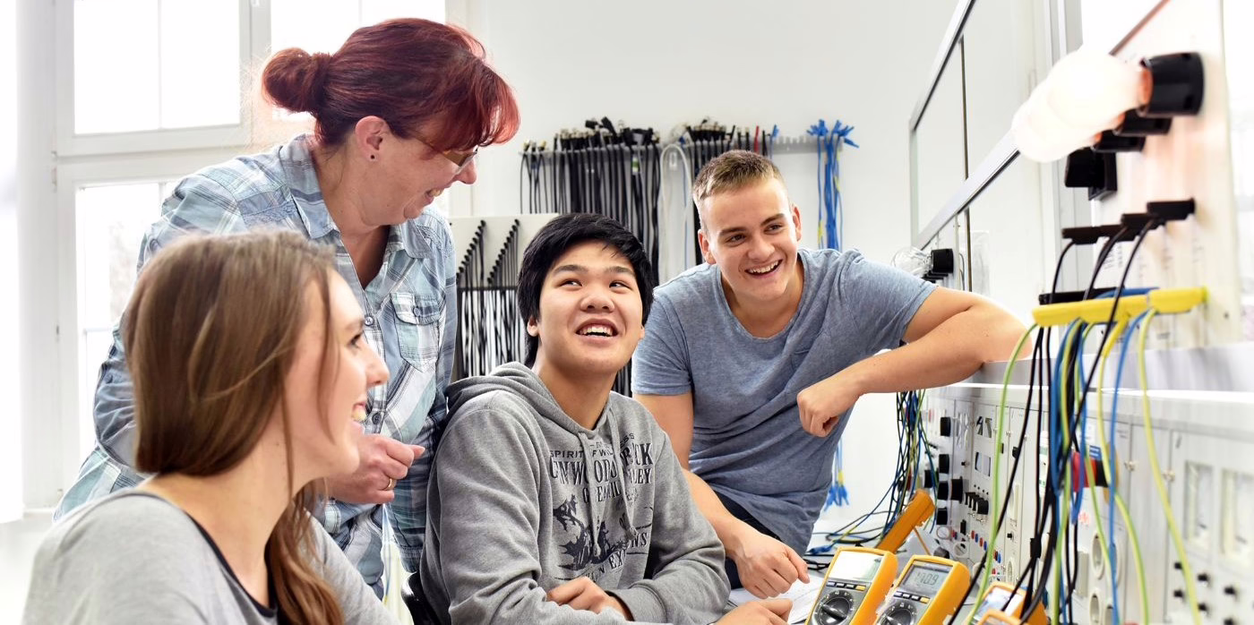 £2,000 Apprenticeship Payment to Support Small Businesses in England £2,000 Apprenticeship Payment to Support Small Businesses in England